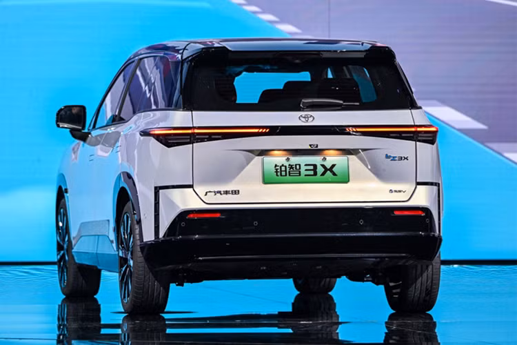 Toyota khẳng định họ không “chạy đua tốc độ”, mà áp dụng chiến lược triển khai thận trọng, lấy độ an toàn và độ hoàn thiện sản phẩm làm ưu tiên nhằm xây dựng niềm tin dài hạn với người tiêu dùng – đúng với triết lý phát triển bền vững của hãng, ngay cả trong thời đại xe điện đang chuyển mình chóng mặt.