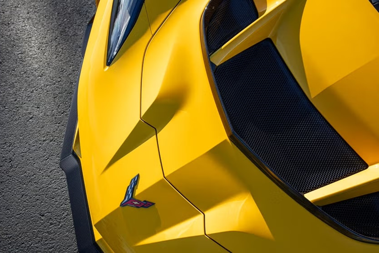 Khác với các dòng xe khác trong danh mục Corvette, ZR1 chỉ có hai phiên bản: 1LZ hoặc 3LZ, phiên bản cao cấp hơn, ZR1 3LZ, có giá khởi điểm 185.995 USD. Cả hai phiên bản đều được trang bị tiêu chuẩn với mái xe bằng sợi carbon, phanh gốm carbon, và bộ ốp khí động học bằng sợi carbon.