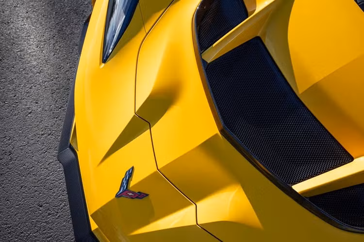 Khác với các dòng xe khác trong danh mục Corvette, ZR1 chỉ có hai phiên bản: 1LZ hoặc 3LZ, phiên bản cao cấp hơn, ZR1 3LZ, có giá khởi điểm 185.995 USD. Cả hai phiên bản đều được trang bị tiêu chuẩn với mái xe bằng sợi carbon, phanh gốm carbon, và bộ ốp khí động học bằng sợi carbon.