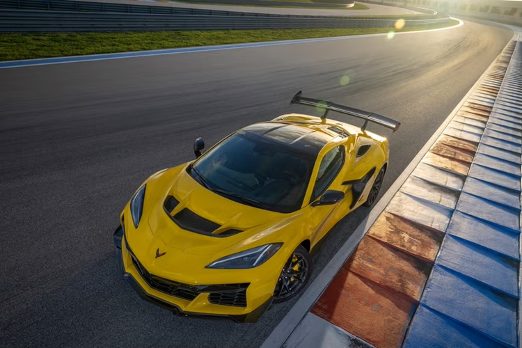 Dự đoán tăng giá, lịch sử cho thấy, Chevrolet thường ra mắt Corvette với một mức giá ban đầu, sau đó tăng giá nhẹ trong năm bán hàng đầu tiên. Hiện tại, không thể khẳng định chắc chắn, nhưng có thể mức giá cơ bản sẽ tiệm cận 200.000 USD vào cuối năm sản xuất đầu tiên. 