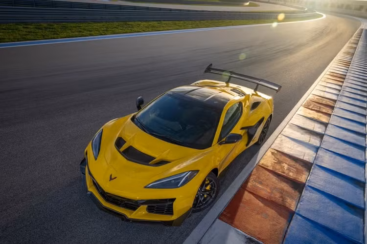 Dự đoán tăng giá, lịch sử cho thấy, Chevrolet thường ra mắt Corvette với một mức giá ban đầu, sau đó tăng giá nhẹ trong năm bán hàng đầu tiên. Hiện tại, không thể khẳng định chắc chắn, nhưng có thể mức giá cơ bản sẽ tiệm cận 200.000 USD vào cuối năm sản xuất đầu tiên. 