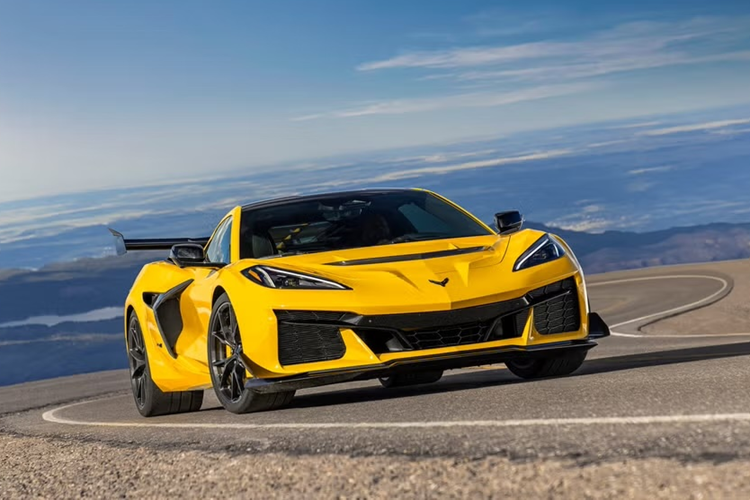 Hybercar mạnh nhất của Corvette từ trước đến nay có mức giá thấp hơn gần như mọi siêu xe đến từ châu Âu, nhưng lại vượt xa hầu hết về sức mạnh. Mức giá xe Chevrolet Corvette ZR1 2025 khởi điểm chỉ từ 174.995 USD (tương đương khoảng 4.5 tỷ đồng).