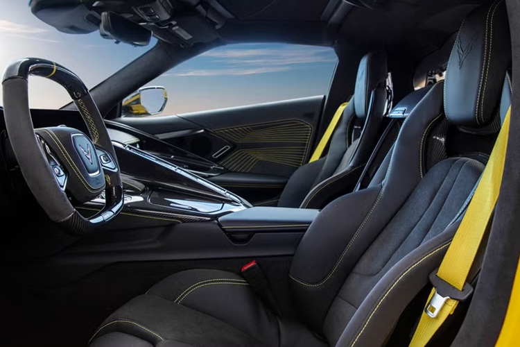 Gói Carbon Fiber Aero có giá 8.495 USD, thay thế các chi tiết khí động học tiêu chuẩn bằng cánh gió sau lớn hơn, bộ cánh phụ trước, và cánh lướt gió trước lớn hơn. Gói này cũng bổ sung thêm các vây dưới gầm xe để tăng lực ép xuống mặt đường. 