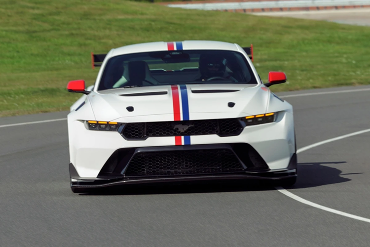 Được phát triển dựa trên mẫu Mustang GT3, Ford Mustang GTD được trang bị động cơ V8 siêu nạp 5.2L Predator, sản sinh công suất 826 mã lực và mô-men xoắn 900 Nm.