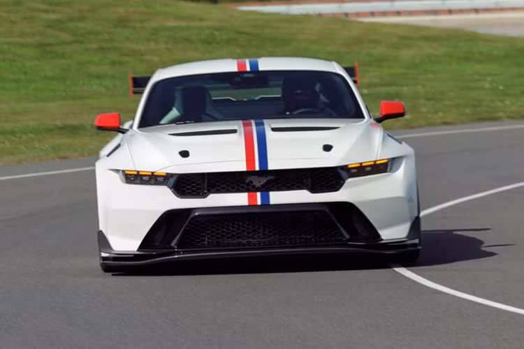 Được phát triển dựa trên mẫu Mustang GT3, Ford Mustang GTD được trang bị động cơ V8 siêu nạp 5.2L Predator, sản sinh công suất 826 mã lực và mô-men xoắn 900 Nm.