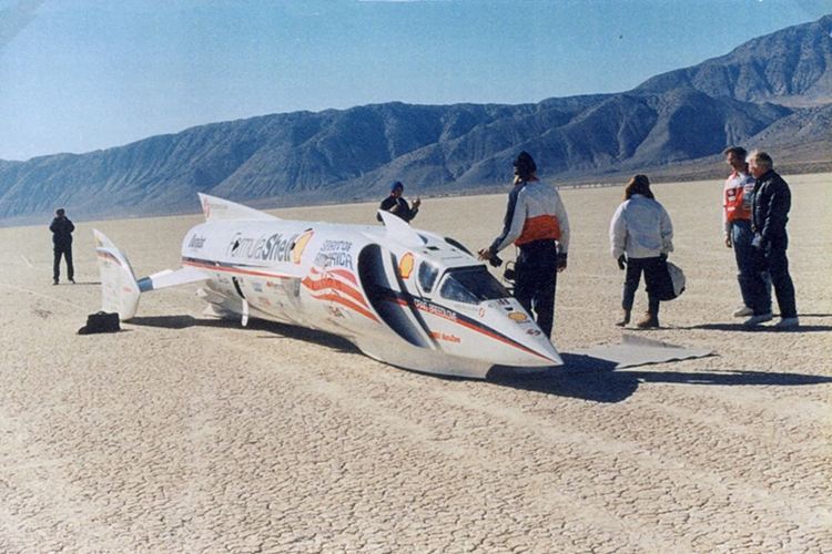 Phối màu này tương tự huy hiệu Mustang được giới thiệu lần đầu vào năm 1964, và cũng mô phỏng theo mẫu xe phản lực Spirit of America – Formula Shell LSRV mà ông Craig Breedlove cầm lái, với tốc độ cao nhất được ghi nhận 1.088 km/h.