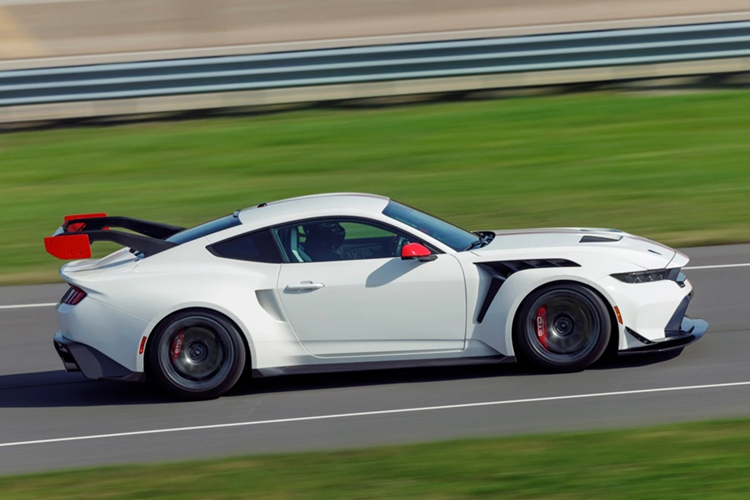 Đây cũng là chiếc Mustang đầu tiên được lắp đặt hệ thống bôi trơn cacte khô, giúp vòng tua máy của xe có thể đạt mức 7.650 vòng/phút, cao hơn 100 vòng/phút so với động cơ V8 được sử dụng trên Ford Mustang GT.