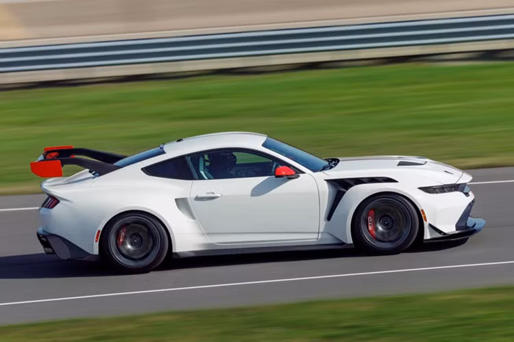 Đây cũng là chiếc Mustang đầu tiên được lắp đặt hệ thống bôi trơn cacte khô, giúp vòng tua máy của xe có thể đạt mức 7.650 vòng/phút, cao hơn 100 vòng/phút so với động cơ V8 được sử dụng trên Ford Mustang GT.