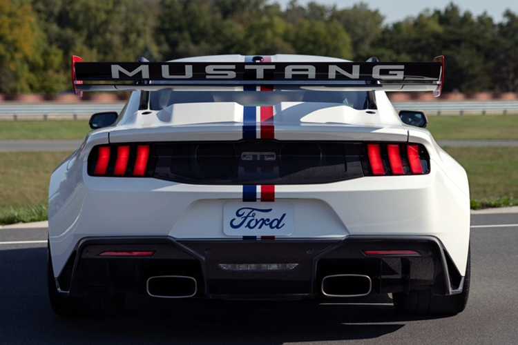 Bề ngang cơ sở của Mustang GTD rộng hơn 100 mm so với Mustang GT. Phiên bản hiệu năng cao này sở hữu hệ thống ống xả trọng lượng nhẹ bằng Titanium đến từ thương hiệu Akrapovic mang đến âm thanh đặc trưng.