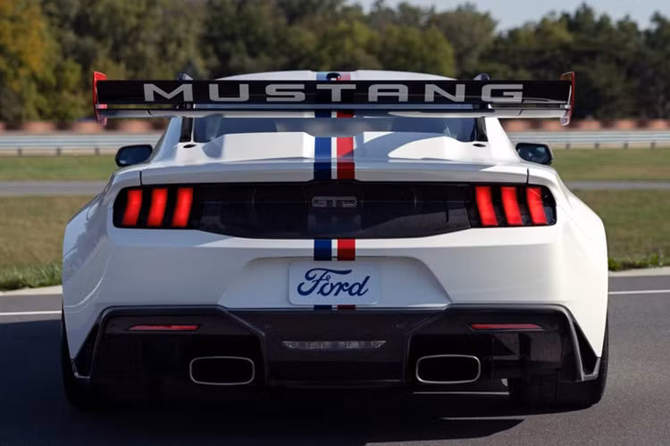 Bề ngang cơ sở của Mustang GTD rộng hơn 100 mm so với Mustang GT. Phiên bản hiệu năng cao này sở hữu hệ thống ống xả trọng lượng nhẹ bằng Titanium đến từ thương hiệu Akrapovic mang đến âm thanh đặc trưng.
