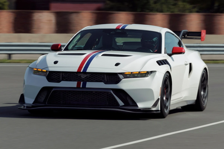 Xe cũng được bổ sung hệ thống kiểm soát lực kéo Variable Traction Control và hệ thống khí động học Drag Reduction System, cho phép điều chỉnh các tấm ốp gầm xe và cánh gió sau giúp tối ưu độ bám và luồng không khí di chuyển.