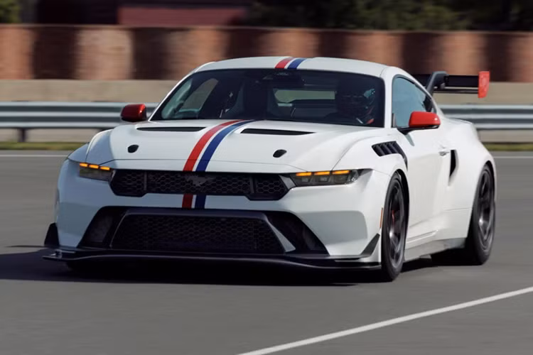 Xe cũng được bổ sung hệ thống kiểm soát lực kéo Variable Traction Control và hệ thống khí động học Drag Reduction System, cho phép điều chỉnh các tấm ốp gầm xe và cánh gió sau giúp tối ưu độ bám và luồng không khí di chuyển.