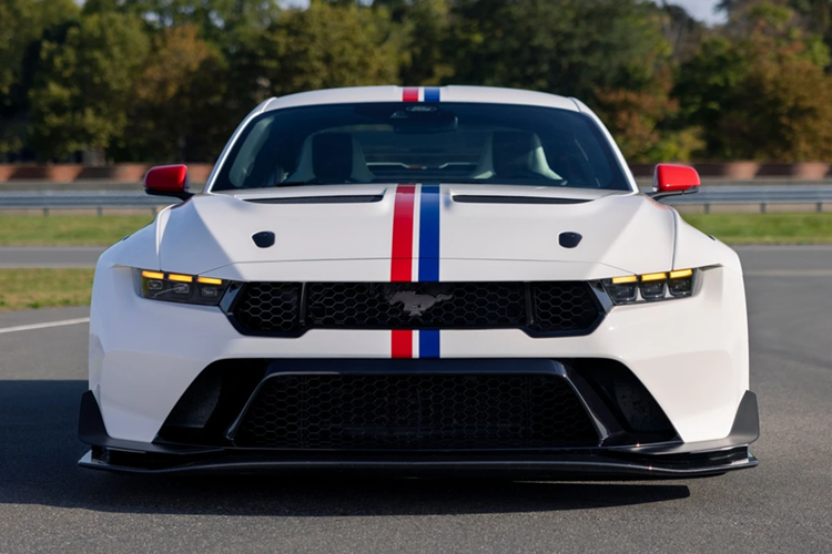 Hãng xe Mỹ vừa giới thiệu Ford Mustang GTD Spirit of America bản đặc biệt (Tinh thần nước Mỹ). Chiếc xe là sự tri ân dành cho huyền thoại Craig Breedlove, người đầu tiên phá kỷ lục tốc độ 500 dặm/h và 600 dặm/h trên mặt đất (khoảng 805 km/h và 966 km/h).