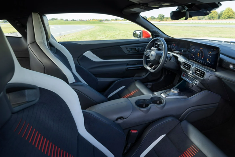 Xe được trang bị bảng đồng hồ taplo kỹ thuật số 12.4 inch và màn hình trung tâm cảm ứng 13.2 inch. Lẫy chuyển số, vòng xoay và huy hiệu tại nội thất đều được tái sử dụng từ chất liệu Titanium lấy từ chiến đấu cơ Lockheed Martin F-22.