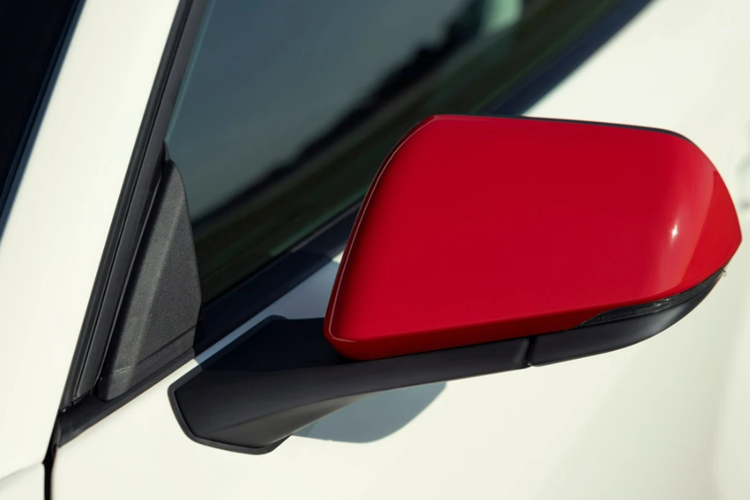 Đi kèm là tùy chọn ốp tai gương ngoại thất màu đỏ Race Red hoặc ốp sợi carbon trần. Cánh gió khí động học cũng có phối màu tương tự, được trang trí bằng logo Mustang.