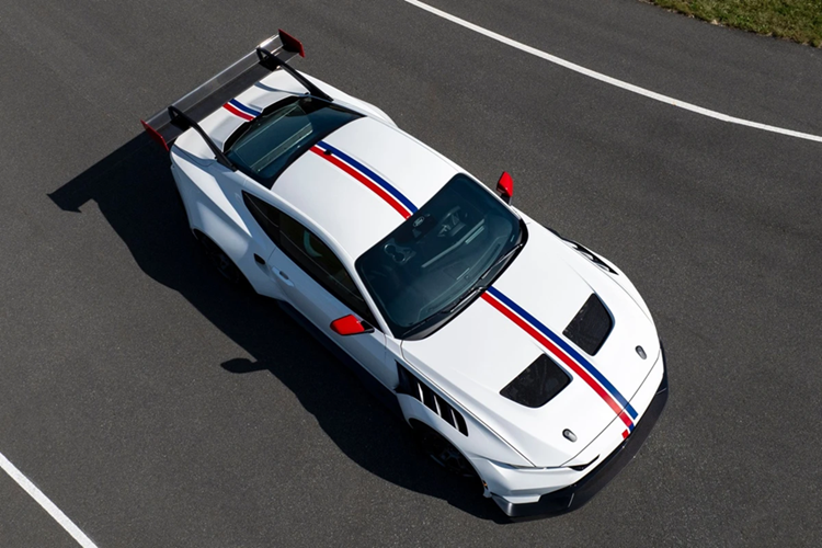 Chiếc siêu xe Ford Mustang GTD Spirit of America này sở hữu ngoại thất màu trắng Performance White, kết hợp bộ tem đua 3 màu trắng, đỏ Race Red và xanh Lightning Blue chạy dọc theo chiều dài thân xe.