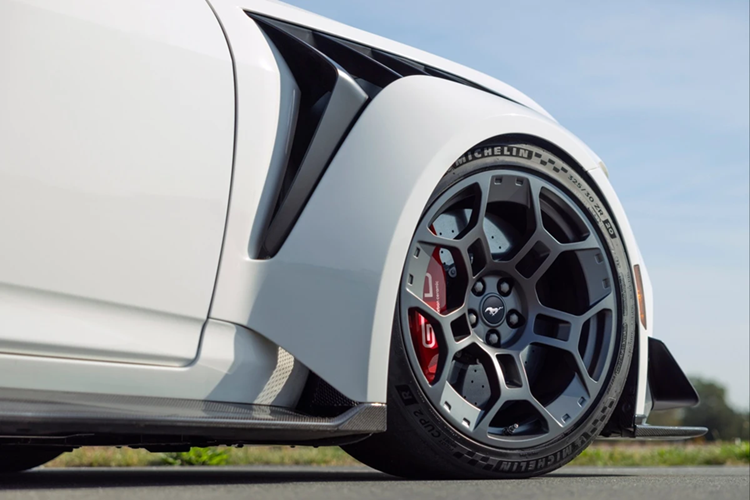 Xe được lắp đặt bộ mâm đúc Magnesium kích thước 20 inch siêu nhẹ được thừa hưởng từ mẫu Mustang GT3, kẹp phanh Brembo màu đỏ, đĩa phanh carbon ceramic và lốp Michelin Pilot Sport Cup 2.