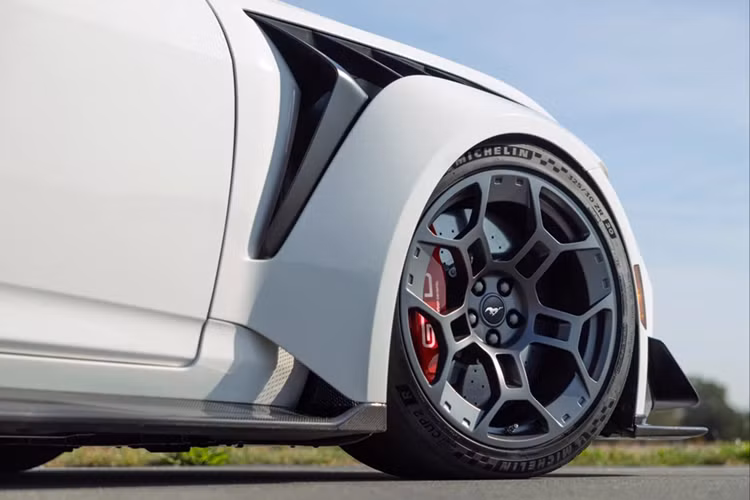 Xe được lắp đặt bộ mâm đúc Magnesium kích thước 20 inch siêu nhẹ được thừa hưởng từ mẫu Mustang GT3, kẹp phanh Brembo màu đỏ, đĩa phanh carbon ceramic và lốp Michelin Pilot Sport Cup 2.