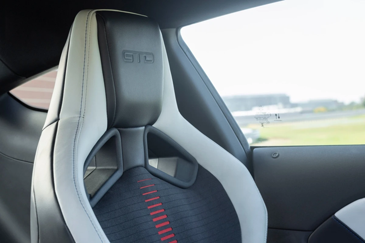 Ghế đua RECARO được bọc chất liệu cao cấp như Dinamica, bổ sung phối màu tương phản như đen Black Onyx, trắng Re-Entry White, đỏ Race Red và xanh Victory Blue. Tựa đầu được dập chìm logo GTD quen thuộc.