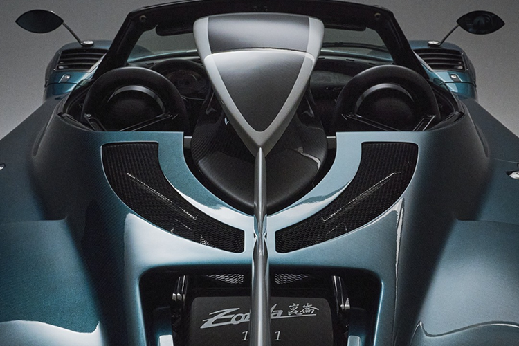 Ngoại thất nổi bật với sợi carbon ánh xanh giống với Zonda Tricolore siêu hiếm. Ngoài ra, còn có cánh lướt gió phụ nhỏ ngay dưới cánh chính. Hy vọng cánh gió này có mục đích cụ thể chứ không để phông trương rằng tiền có thể mua được tất cả.