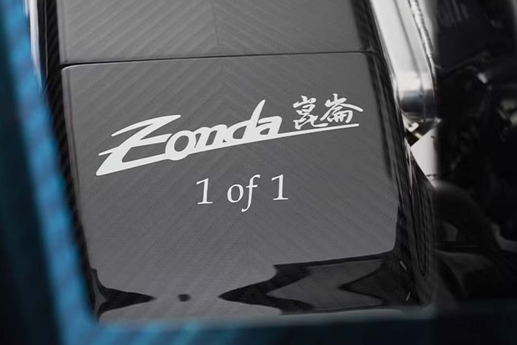 Không có nhiều thông tin chi tiết về chiếc Zonda Roadster độc bản này, Pagani chỉ đăng hình ảnh cùng những câu thơ mơ mộng trên trang mạng xã hội. Gợi ý lớn nhất về chiếc Zonda này có thể được lấy cảm hứng từ dãy núi Côn Lôn ở Trung Quốc.