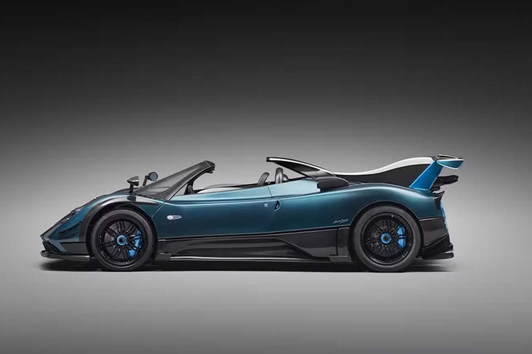 Chiếc Pagani Zonda độc nhấn vô nhị này được thực hiện bởi bộ phận Unico của Pagani, nơi tái định hình những chiếc Pagani cũ và biến chúng trở thành những sáng tạo độc đáo mới dựa trên 760 Roadster.