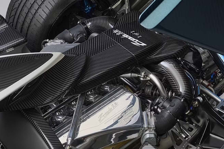 Đây cũng có thể giải thích vì sao có các ký tự Trung Quốc trên khoang động cơ và ký hiệu “1 of 1” gần khoang động cơ. Về thông số động cơ cũng không rõ ràng, tuy nhiên Zonda trang bị khối động cơ V12 hút khí tự nhiên dung tích 7,3L, công suất 760 mã lực và mô-men xoắn 779 Nm.