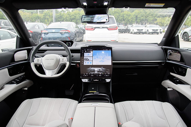 Nội thất của Honda S7 được hoàn thiện theo tông màu đen-trắng. Bảng điều khiển trung tâm của xe sử dụng màn hình dọc lớn 24 inch. Một tính năng khác của chiếc SUV này là cụm đồng hồ mỏng 9,9 inch với vị trí tương đối cao.