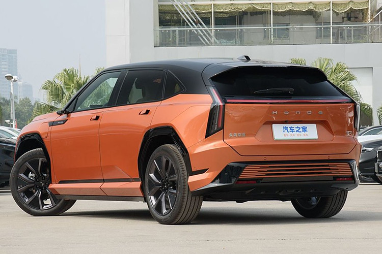 S7 là nỗ lực mới nhất của Honda nhằm củng cố vị thế của mình trên thị trường Trung Quốc có tính cạnh tranh cao. Những lô xe Honda S7 đầu tiên đã đến các đại lý Dongfeng Honda để trưng bày với màu xanh lam. Đầu xe có đèn pha hình boomerang lớn được nối với một dải đèn LED mỏng.