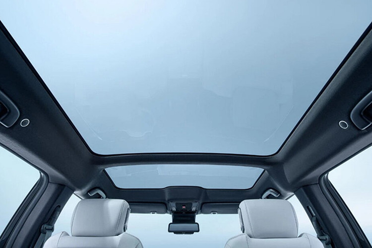 Phía dưới màn hình trung tâm của Honda S7 có đế sạc điện thoại không dây, cần số nút bấm và ngăn chứa đồ. Một điểm nhấn nữa của nội thất là vô lăng ba chấu hai màu có hình chữ D kép. Honda S7 sử dụng hệ thống hỗ trợ lái xe Honda Sensing 360+. Trong tương lai, xe cũng có thể sử dụng Qiankun ADAS của Huawei .