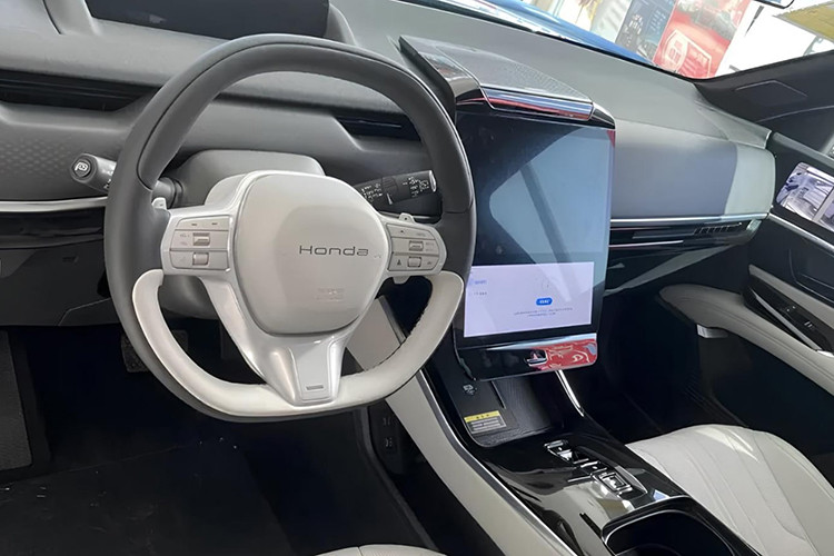 Honda S7 được trưng bày cũng có màn hình hiển thị thông tin thực tế tăng cường 21,9 inch. Các tấm ốp cửa của xe có màn hình để chiếu hình ảnh từ camera quan sát bên hông. Gương chiếu hậu bên trong của S7 cũng có thể hoạt động như một camera.