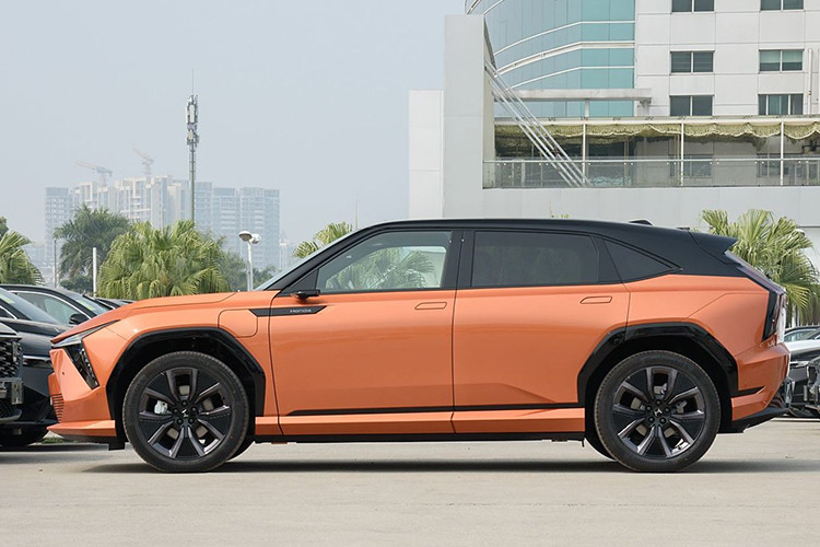 Kết quả là, tên cuối cùng của chiếc EV Nhật Bản này là Honda S7. Hiện chiếc xe điện crossover này đã có mặt tại các đại lý trên khắp Trung Quốc trước khi ra mắt dự kiến vào ngày 6 tháng 3. Chiếc xe này tự hào có hệ dẫn động 4 bánh cho công suất 350 kW, màn hình 24 inch và hệ thống hỗ trợ lái xe Honda Sensing 360+.