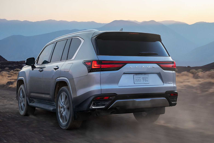 Sức mạnh trên giúp xe có thể tăng tốc từ 0-96 km/h trong 6,9 giây và đạt tốc độ tối đa là 209 km/h. Mức tiêu thụ nhiên liệu trong đô thị của xe là 13,8L/100km, ngoài đô thị là 10,7L/100km và kết hợp là 12,3L/100km. Đặc biệt ở thế hệ mới này, xe còn có thêm bản Hybrid hoàn toàn mới LX 700h 2025.