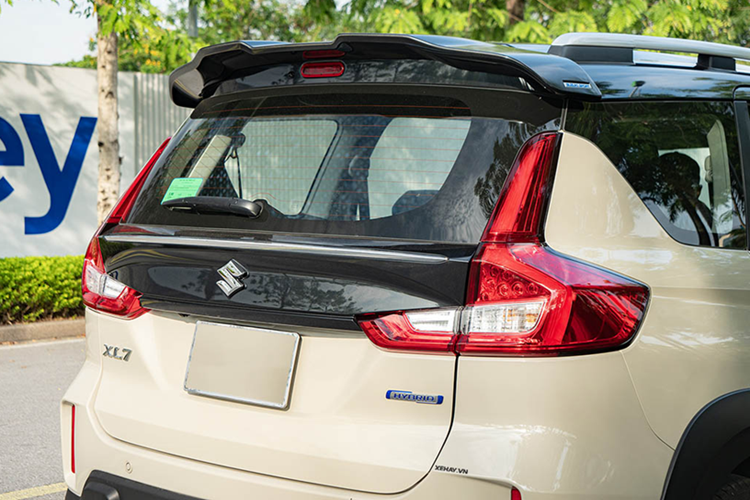 Điều đáng chú ý nhất trên XL7 Hybrid là ở động cơ. Xe được trang bị động cơ hybrid mới giống trên Ertiga, là máy 1.5L kết hợp mô-tơ điện và pin lithium-ion nhỏ giúp hỗ trợ tăng tốc.