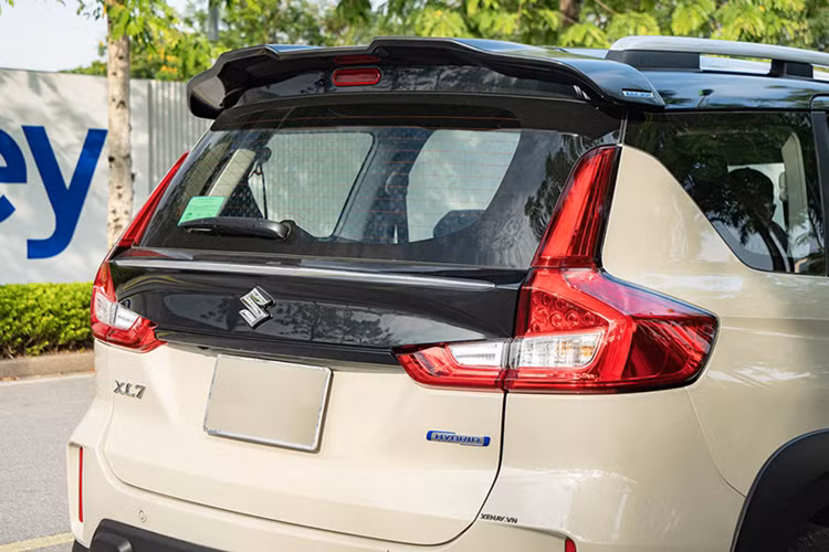 Điều đáng chú ý nhất trên XL7 Hybrid là ở động cơ. Xe được trang bị động cơ hybrid mới giống trên Ertiga, là máy 1.5L kết hợp mô-tơ điện và pin lithium-ion nhỏ giúp hỗ trợ tăng tốc.