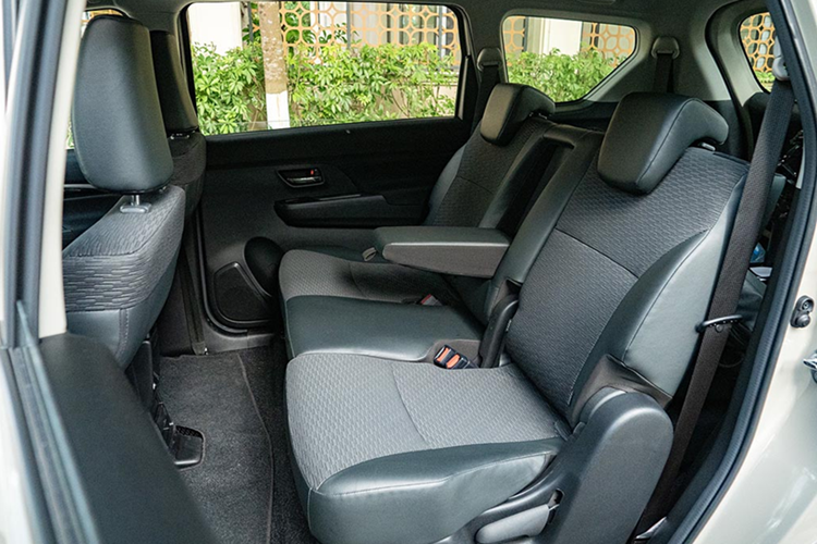 Trang bị đáng chú ý là màn hình cảm ứng 10 inch, kết nối với Apple CarPlay và Android Auto không dây, hỗ trợ nhu cầu kết nối và giải trí. Xe có không gian rộng rãi ở cả 3 hàng ghế với chế độ gập mở linh hoạt hàng ghế thứ 2 và thứ 3, mở rộng dung tích khoang hành lý lên đến 550 lít.