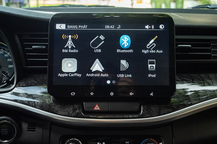 Đi cùng là cụm đèn pha LED tự động bật tắt tùy vào điều kiện ánh sáng môi trường, đèn hướng dẫn “Guide me light” có chức năng duy trì đèn chiếu sáng khi xe đã tắt hoàn toàn giúp người lái dễ dàng quan sát khi di chuyển đến xe hoặc trở về nhà khi trời tối. Gương xe gập điện tự động.