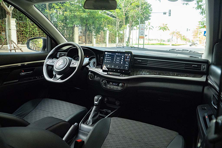 Phía sau XL7 Hybrid nổi bật với viền chrome trang trí, logo Hybrid ở phần đuôi xe là một điểm nhấn tạo sự khác biệt cho mẫu xe 7 chỗ này. Nội thất của XL7 Hybrid cũng được Suzuki chú trọng. Phần trần xe được thay đổi từ màu be thành màu xám nhạt, kết hợp cùng viền trang trí màu bạc liền mạch từ cửa hông, qua khu vực bảng điều khiển và vô lăng.