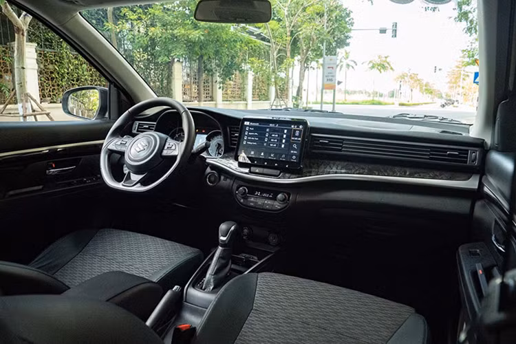 Phía sau XL7 Hybrid nổi bật với viền chrome trang trí, logo Hybrid ở phần đuôi xe là một điểm nhấn tạo sự khác biệt cho mẫu xe 7 chỗ này. Nội thất của XL7 Hybrid cũng được Suzuki chú trọng. Phần trần xe được thay đổi từ màu be thành màu xám nhạt, kết hợp cùng viền trang trí màu bạc liền mạch từ cửa hông, qua khu vực bảng điều khiển và vô lăng.