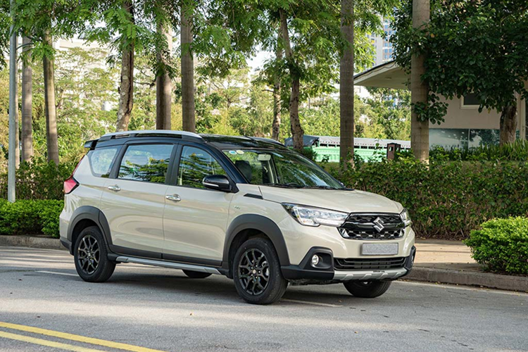 Theo tìm hiểu, mẫu xe Suzuki XL7 hybrid tại Việt Nam đang được đại lý chạy chương trình ưu đãi tặng 50% lệ phí trước bạ, 20 triệu đồng tiền mặt và tặng thêm quà tặng 5 triệu đồng. Như vậy, tổng giá trị ưu đãi dành cho Suzuki XL7 hybrid hiện lên tới 55 triệu đồng, quy đổi thành tiền mặt và trừ vào giá bán.