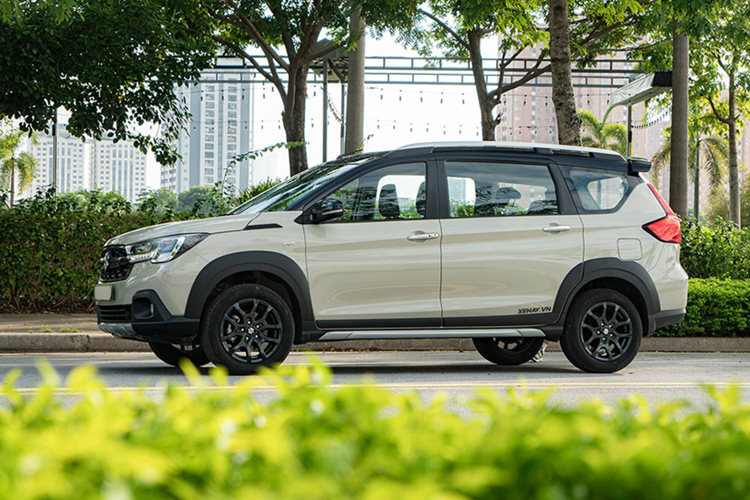 Như vậy, so với các đối thủ cùng phân khúc, Suzuki XL7 hybrid đang có giá bán gần tương đương với Mitsubishi Xpander bản AT tầm trung và thậm chí còn rẻ hơn mẫu Toyota Avanza Premio bản số sàn tiêu chuẩn. Bên cạnh đó, Suzuki XL7 bản xăng cũng đang được giảm giá sâu tới 95 triệu đồng, xuống chỉ còn 505 triệu đồng.