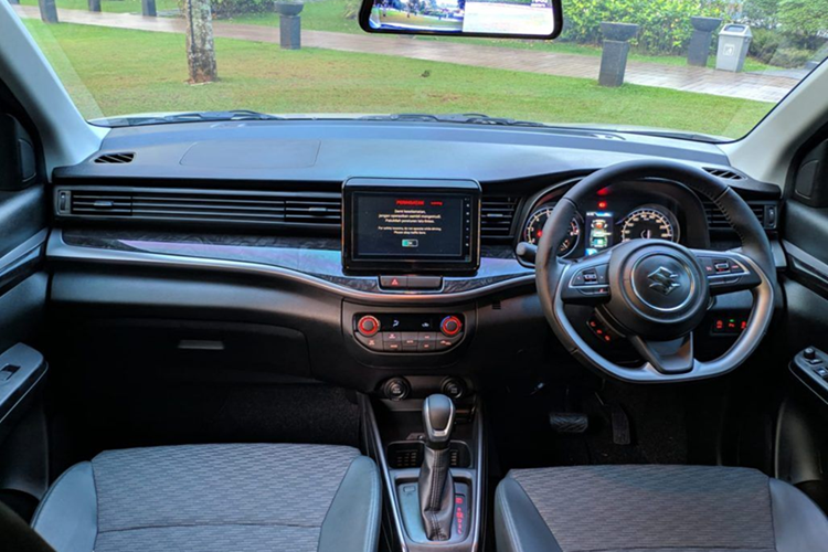 Tuy nhiên cần phải lưu ý rằng xe được áp dụng ưu đãi thuộc lô sản xuất năm 2023. So với thế hệ XL7 cũ, phiên bản Hybrid không có quá nhiều thay đổi về thiết kế bên ngoài, xe được tăng cường diện mạo thể thao, thêm phần khỏe khoắn với mâm xe và lưới tản nhiệt màu đen, ngoại thất 2-tone màu ấn tượng.