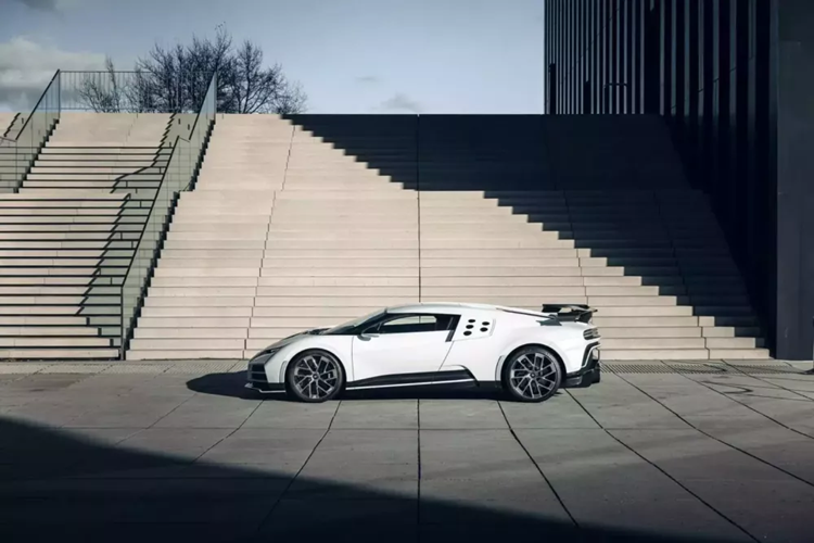 Con số này gần gấp đôi mức giá ban đầu là 9 triệu đô la (hơn 215, 2 tỷ đồng), tăng 7 triệu đô la (khoảng 167,4 tỷ đồng) và đưa nó vào cùng hạng với chiếc Bugatti La Voiture Noire trị giá 18,7 triệu đô la (hơn 447 tỷ đồng), chiếc xe nổi tiếng khiến ngay cả những nhà sưu tập kỳ cựu cũng không dám chi tiền sở hữu. Centodieci dựa trên Bugatti Chiron nhưng có thiết kế khác lấy cảm hứng từ EB110 huyền thoại.