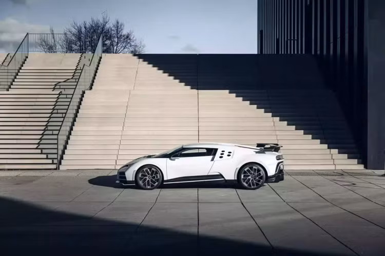 Con số này gần gấp đôi mức giá ban đầu là 9 triệu đô la (hơn 215, 2 tỷ đồng), tăng 7 triệu đô la (khoảng 167,4 tỷ đồng) và đưa nó vào cùng hạng với chiếc Bugatti La Voiture Noire trị giá 18,7 triệu đô la (hơn 447 tỷ đồng), chiếc xe nổi tiếng khiến ngay cả những nhà sưu tập kỳ cựu cũng không dám chi tiền sở hữu. Centodieci dựa trên Bugatti Chiron nhưng có thiết kế khác lấy cảm hứng từ EB110 huyền thoại.