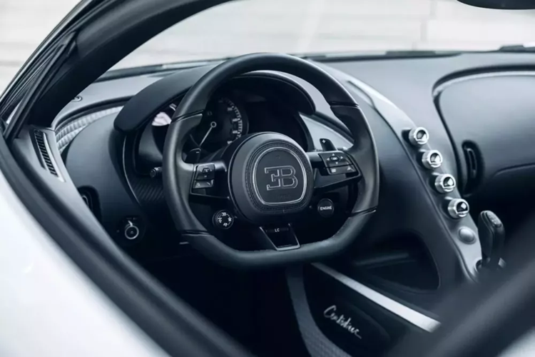 Cũng không thể nhầm lẫn Centodieci với một chiếc Chiron nào khi nhìn từ phía sau, vì nó đã mọc ra một cánh gió sau cố định, đèn hậu LED và bộ khuếch tán mới. Nó cũng có ống xả xếp chồng bốn, một tính năng sau này được sử dụng trên Chiron Super Sport.