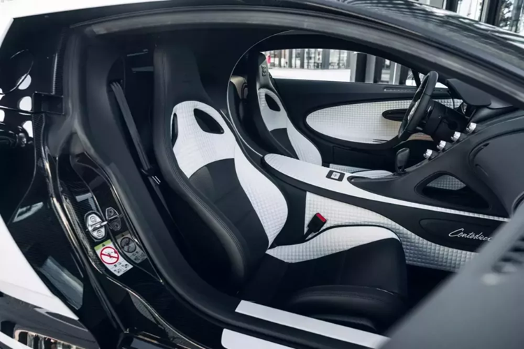 Tất cả các tấm thân của siêu xe Bugatti Centodieci bản giới hạn này đều mới, bắt đầu với cản trước được đại tu và lưới tản nhiệt hình móng ngựa với đèn pha LED bóng bẩy. Có lẽ điểm tham chiếu rõ ràng nhất đến EB110 là năm hình bầu dục nhỏ phía sau cửa sổ bên.