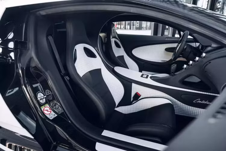 Tất cả các tấm thân của siêu xe Bugatti Centodieci bản giới hạn này đều mới, bắt đầu với cản trước được đại tu và lưới tản nhiệt hình móng ngựa với đèn pha LED bóng bẩy. Có lẽ điểm tham chiếu rõ ràng nhất đến EB110 là năm hình bầu dục nhỏ phía sau cửa sổ bên.