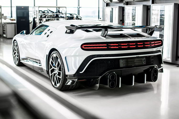 Được giao vào cuối năm 2022, chiếc xe hầu như không được nhìn thấy ánh sáng ban ngày, nhưng vẫn được bảo hành cho đến tháng 9/2026, phòng trường hợp chủ sở hữu mới quyết định lái xe đi một vòng quanh Monaco thay vì cất giữ trong bộ sưu tập cá nhân.