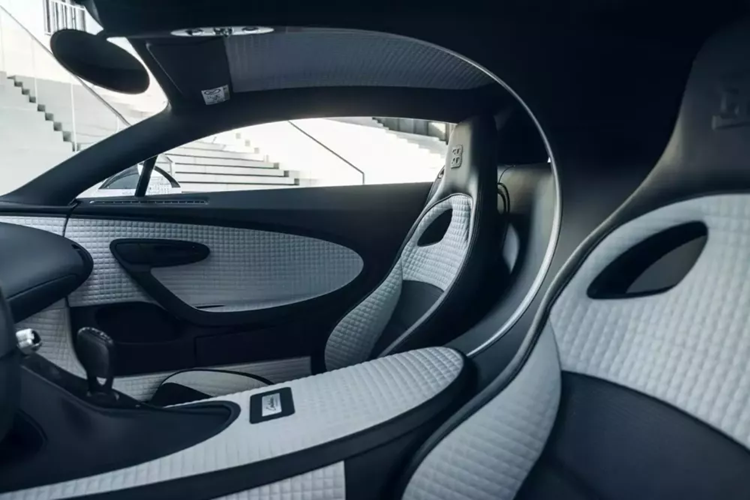 Bugatti chỉ sản xuất 10 chiếc Centodieci. Chiếc xe này có số khung gầm 006 và được một nhà sưu tập người Thụy Sĩ đặt hàng vào tháng 8/2019, thời điểm đó giá xe Bugatti Centodieci là 9 triệu đô la (hơn 215, 2 tỷ đồng). Ngoại thất được hoàn thiện bằng màu Quartz White kết hợp với các chi tiết sợi carbon lộ ra, bao gồm cả cánh sau.