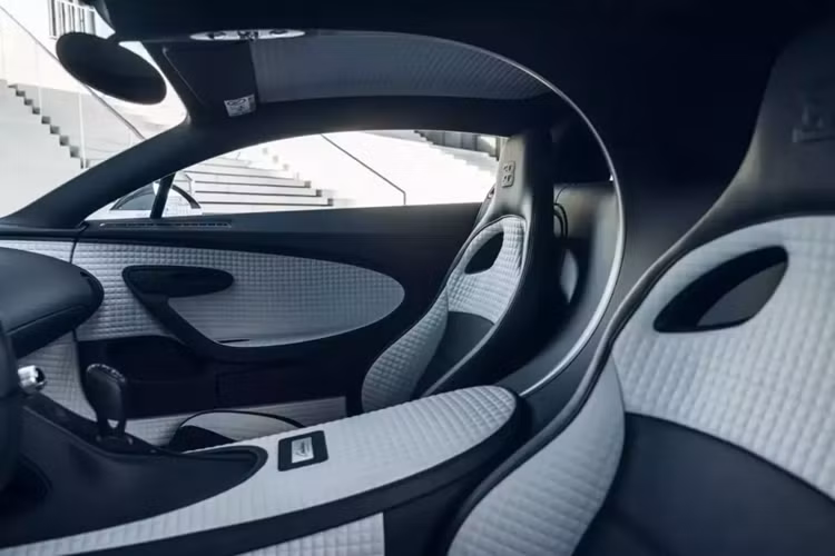 Bugatti chỉ sản xuất 10 chiếc Centodieci. Chiếc xe này có số khung gầm 006 và được một nhà sưu tập người Thụy Sĩ đặt hàng vào tháng 8/2019, thời điểm đó giá xe Bugatti Centodieci là 9 triệu đô la (hơn 215, 2 tỷ đồng). Ngoại thất được hoàn thiện bằng màu Quartz White kết hợp với các chi tiết sợi carbon lộ ra, bao gồm cả cánh sau.